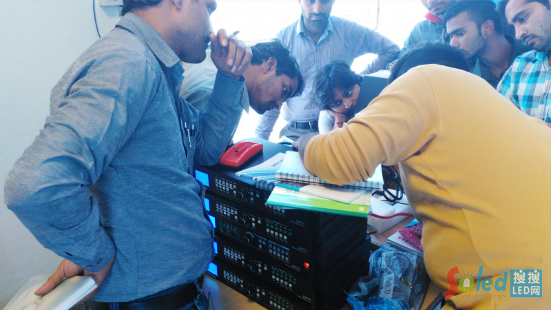 展會(huì)現(xiàn)場(chǎng)客戶(hù)工程師們?cè)谘芯课▕W視訊LVP605等設(shè)備