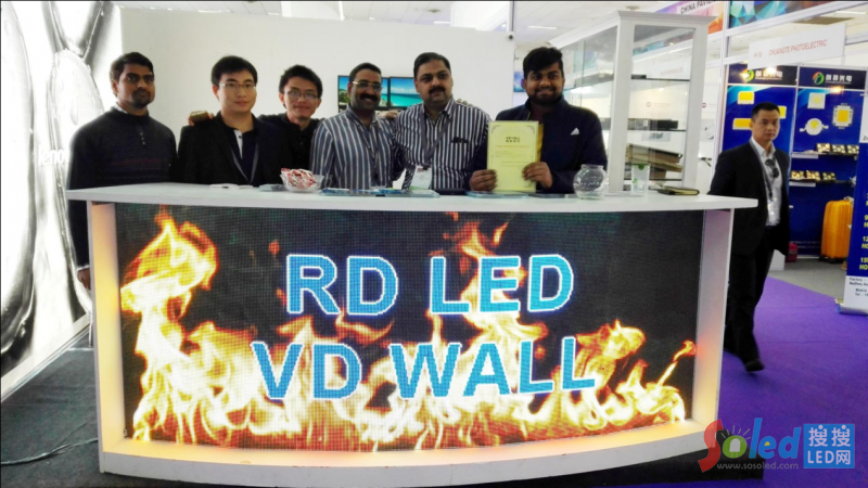 唯奧視訊工程師與RD LED工作人員展會(huì)現(xiàn)場(chǎng)合照留影