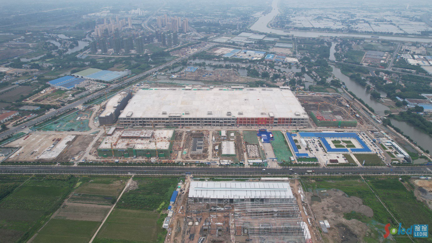 蕪湖天馬新型顯示模組生產(chǎn)線項(xiàng)目封頂。王浩攝